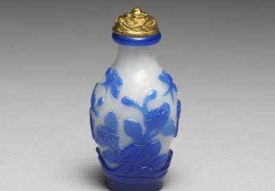 图片[2]-Blue-on-white glass overlay snuff bottle with a flower-and-butterfly design, Qianlong reign (1735-1796), Qing dynasty-China Archive